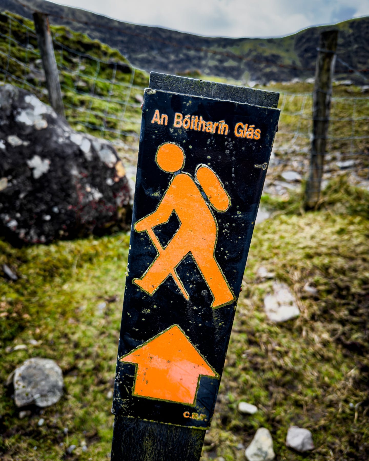 A walking marker labelled An Bóthar Glas