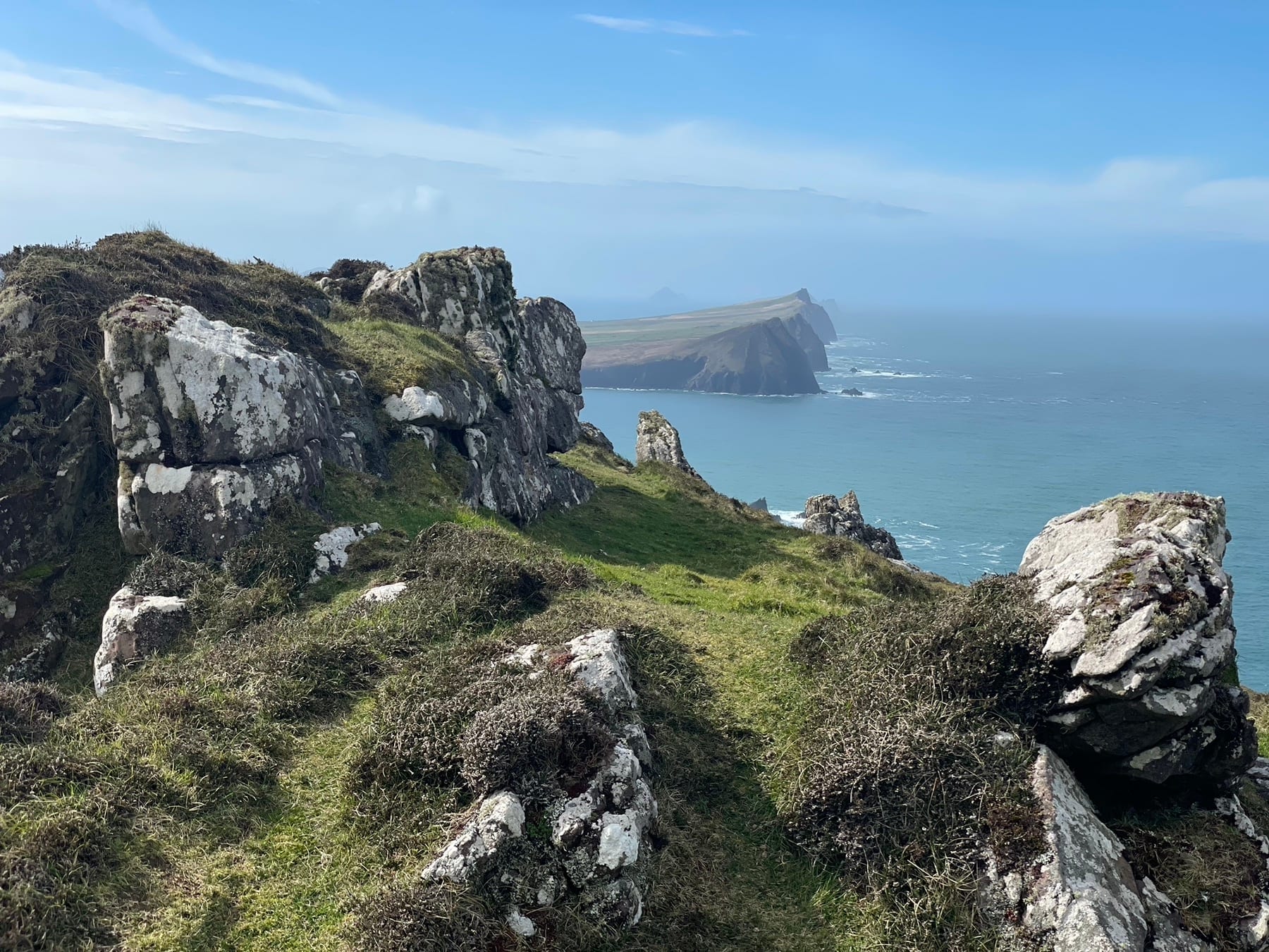 The grassy coastal ridge above Ballydavid